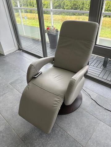 Licht grijze lederen relax / sta op stoel van Meubelzorg beschikbaar voor biedingen