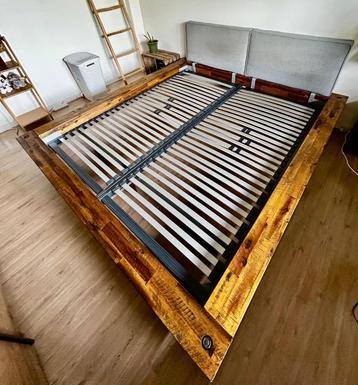 Prachtig Massief Houten Bedframe (210x230 cm) beschikbaar voor biedingen