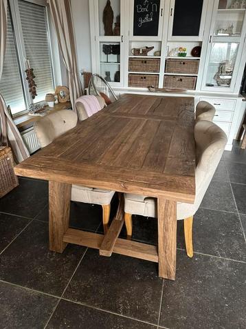 Unieke tafels van ca 600 jaar oud eiken. 240 en 260 lang beschikbaar voor biedingen