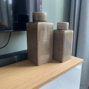 Set van 2 keramieken decoratieve potten met deksel beschikbaar voor biedingen