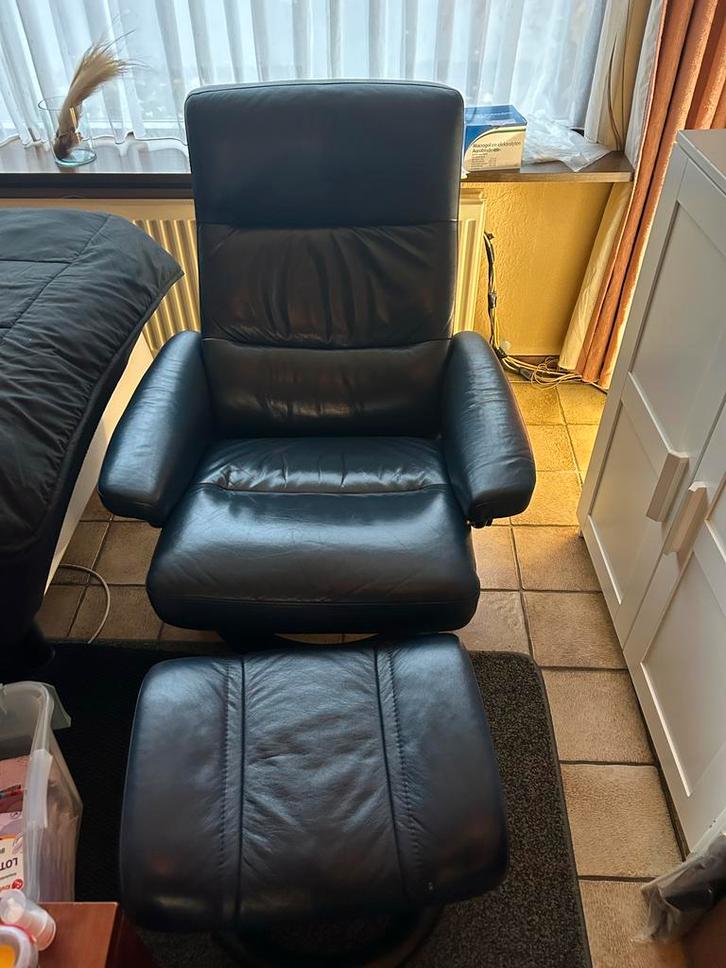 Donkerblauwe Relaxfauteuil met Voetenbank, Huis en Inrichting, Fauteuils, Gebruikt, Leer, 75 tot 100 cm, Ophalen