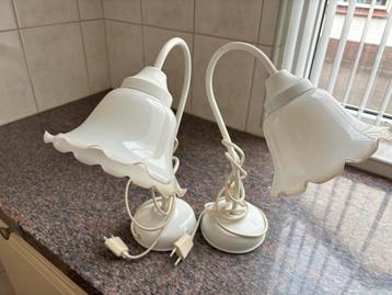 Twee retro lampjes, licht beschadigd op een voet beschikbaar voor biedingen