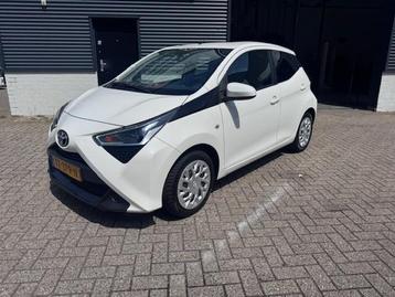 Toyota Aygo 1.0 VVT-i x-play 5 Drs. Airco, Navi. Bleuth. Cam beschikbaar voor biedingen