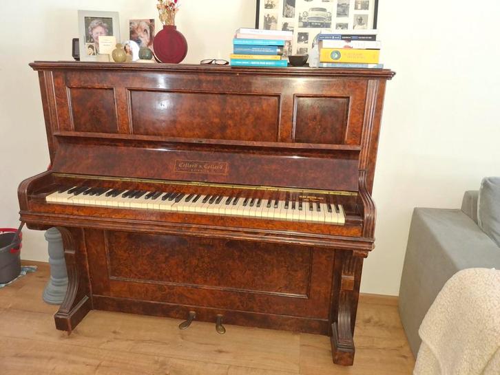 Antieke piano - decoratie object, Muziek en Instrumenten, Piano's, Gebruikt, Piano, Bruin, Ophalen of Verzenden