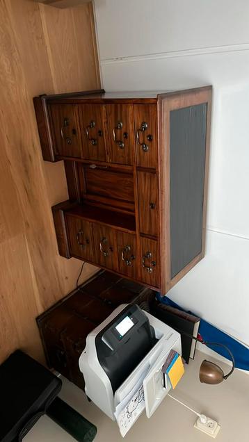 Engels bureau beschikbaar voor biedingen