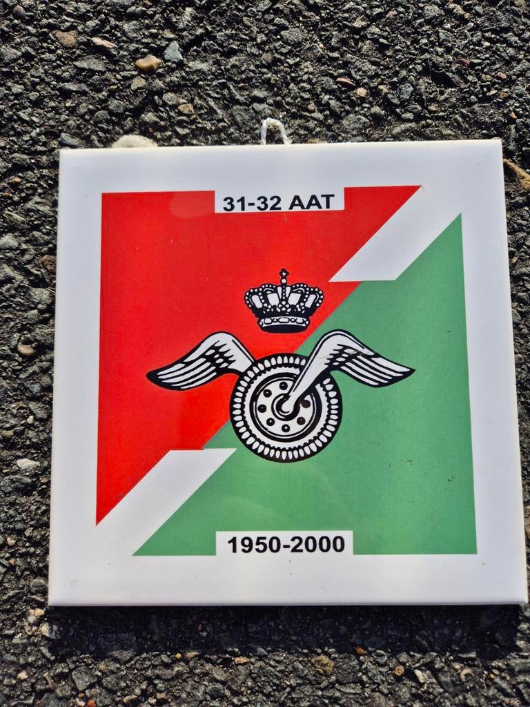 Wapenschild / tegel 31 - 32 AAT Algemene Afvoer Troepen, Verzamelen, Ophalen of Verzenden, Landmacht, Nederland