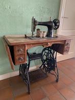 Antieke Naaimachine met Tafel, Antiek en Kunst, Antiek | Naaimachines, Ophalen