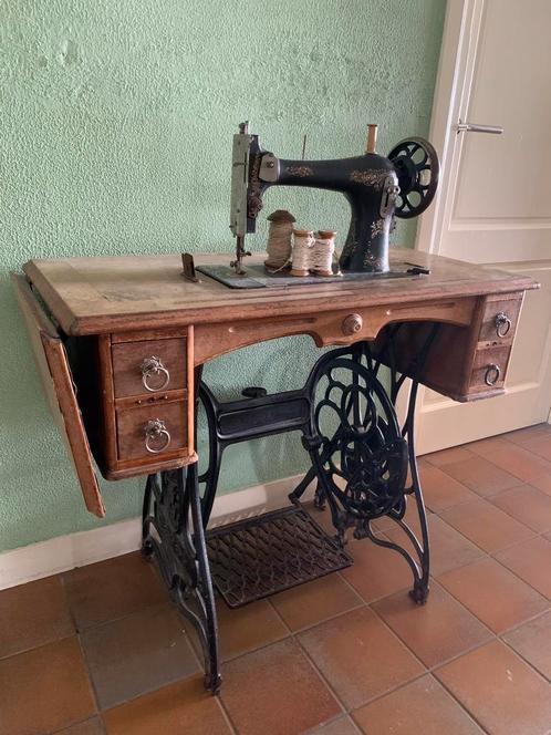 Antieke Naaimachine met Tafel, Antiek en Kunst, Antiek | Naaimachines, Ophalen