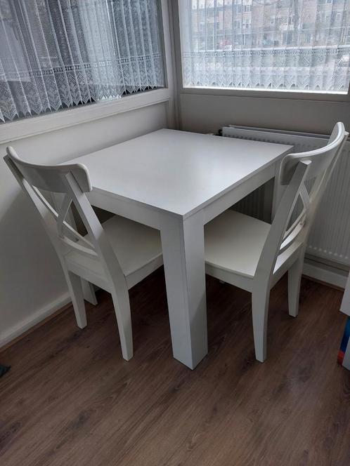 Ingolf eettafel met 2 stoelen en bijbehorende kussens, Huis en Inrichting, Complete eetkamers, Gebruikt, Ophalen