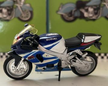 Suzuki GSX R750 - Maisto 1/18 beschikbaar voor biedingen