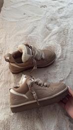 UGG Lowmel Sand, Kleding | Dames, Ophalen of Verzenden, Zo goed als nieuw, Beige, Sneakers of Gympen