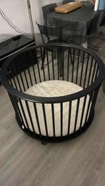 Zwarte ronde wieg met matras, Ophalen, Zo goed als nieuw, Wieg