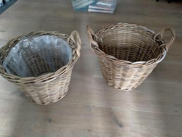 2 Rieten manden beschikbaar voor biedingen