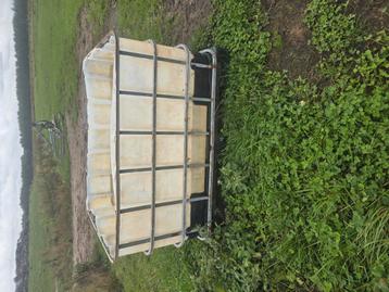 Hooibak Waterbak Slowfeeder beschikbaar voor biedingen