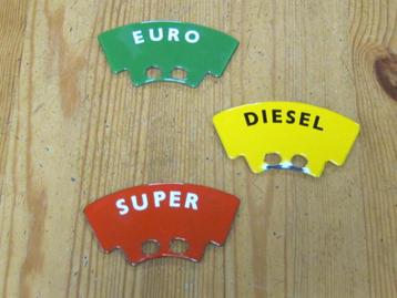 3 emaille schildjes voor een benzinepomp beschikbaar voor biedingen