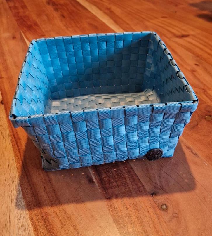 Handgemaakt lichtblauw mandje Handed By - Diezijn, Huis en Inrichting, Woonaccessoires | Schalen en Manden, Zo goed als nieuw