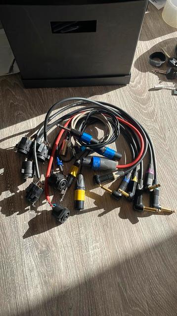 Partij neutrik pluggen aan kabels beschikbaar voor biedingen