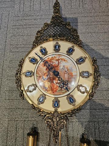 Antieke Wandklok met Romantisch Tafereel beschikbaar voor biedingen