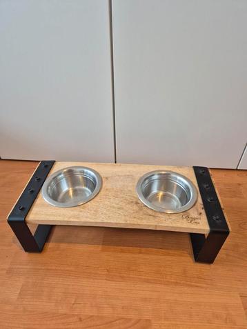 Honden voerbakje beschikbaar voor biedingen