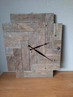 Wandklok gemaakt van emballage hout hoog 60 cm breed 51 cm, Huis en Inrichting, Woonaccessoires | Klokken, Nieuw, Analoog, Wandklok