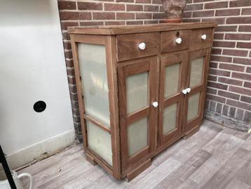 Dressoir van teakhout beschikbaar voor biedingen