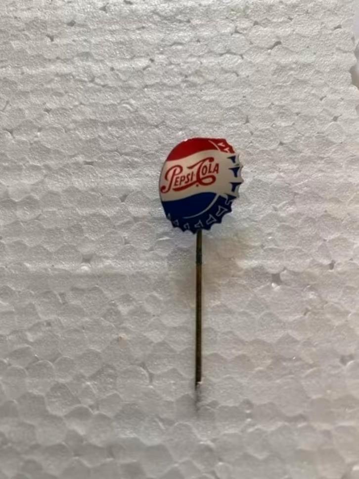 Vintage speldje - Pepsi Cola .( vorm flesdop), Verzamelen, Speldjes, Pins en Buttons, Zo goed als nieuw, Merk, Ophalen of Verzenden