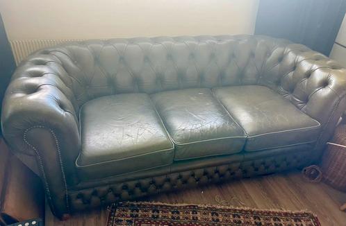 Vintage Groene Chesterfield Bank met geleefd karakter, Huis en Inrichting, Banken | Bankstellen, Gebruikt, Rechte bank, Driepersoons