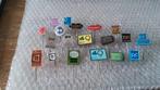 20 verschillende speldjes warenhuizen, Verzamelen, Speldjes, Pins en Buttons, Ophalen of Verzenden, Zo goed als nieuw, Overige onderwerpen