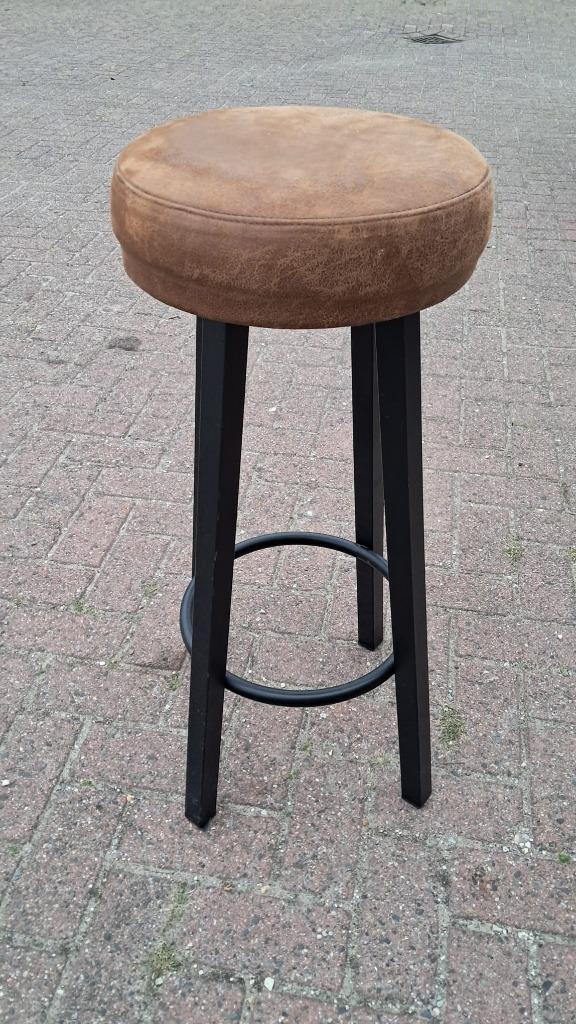 Barkruk met bruine zitting, Huis en Inrichting, Barkrukken, Nieuw, 60 tot 90 cm, Leer, Metaal, 5 krukken of meer, Met voetsteun