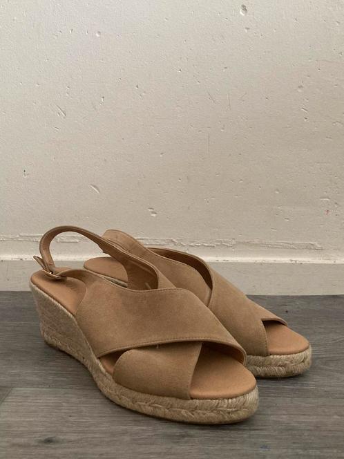 Nieuwe Goia zandkleurige suède wedges maat 41., Kleding | Dames, Schoenen, Nieuw, Sandalen of Muiltjes, Beige, Verzenden