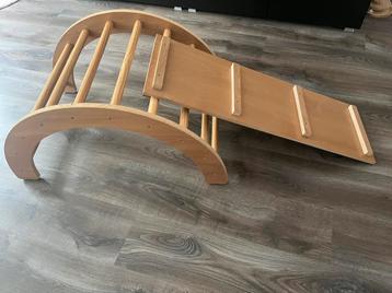 Montessori Klimboog met helling/glijbaan beschikbaar voor biedingen