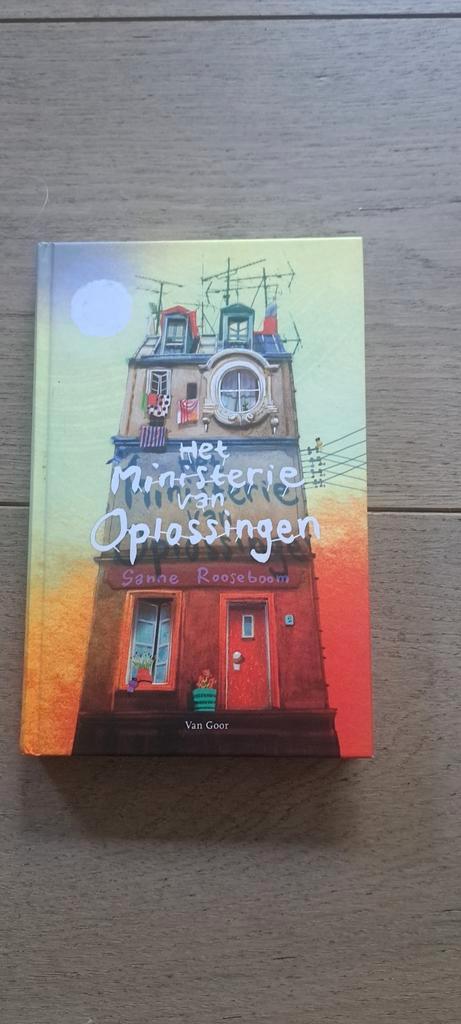 Sanne Rooseboom - Het ministerie van Oplossingen, Boeken, Kinderboeken | Jeugd | 10 tot 12 jaar, Zo goed als nieuw, Ophalen of Verzenden