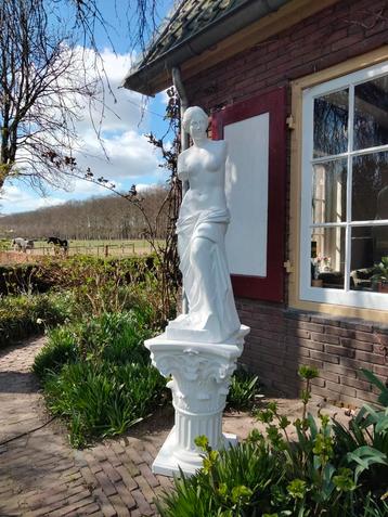 Groot beeld op sokkel: Venus van Milo (Aphrodite) beschikbaar voor biedingen