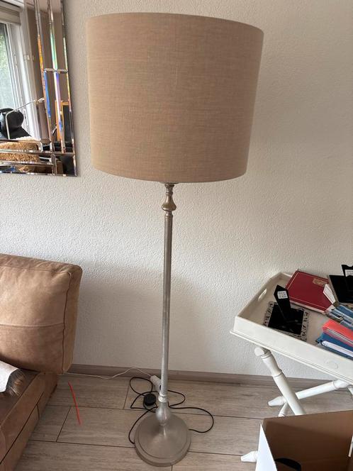 Mooie Vloerlamp met Beige Kap, Huis en Inrichting, Lampen | Vloerlampen, Zo goed als nieuw, 150 tot 200 cm, Metaal, Ophalen
