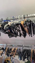 600 kledinghangers, Ophalen, Hout