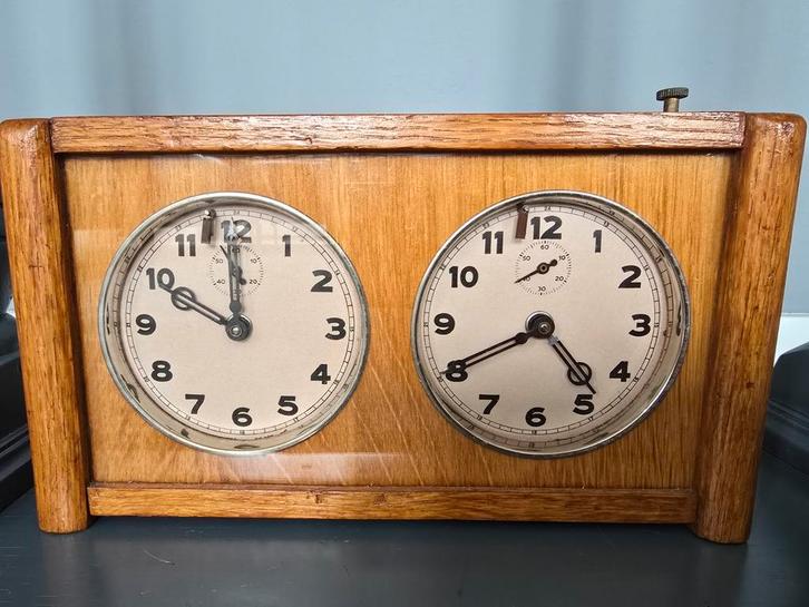 Zeldzame Schaakklok, H. Koopman, Dordrecht, jaar 1950/ 1951, Antiek en Kunst, Antiek | Klokken, Ophalen of Verzenden