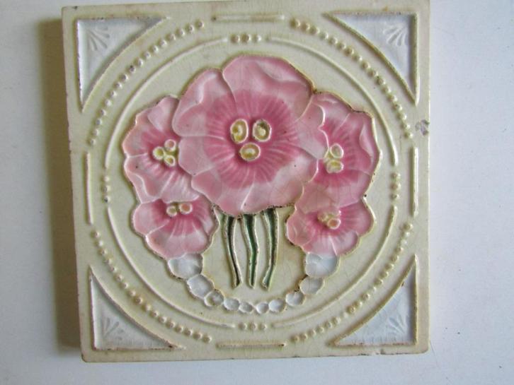een antieke art-nouveau tegel met bloemen in relief, Antiek en Kunst, Antiek | Wandborden en Tegels, Ophalen of Verzenden