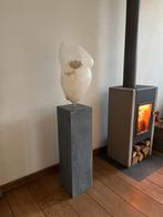 Albasten sculptuur op hardstenen sokkel, Ophalen