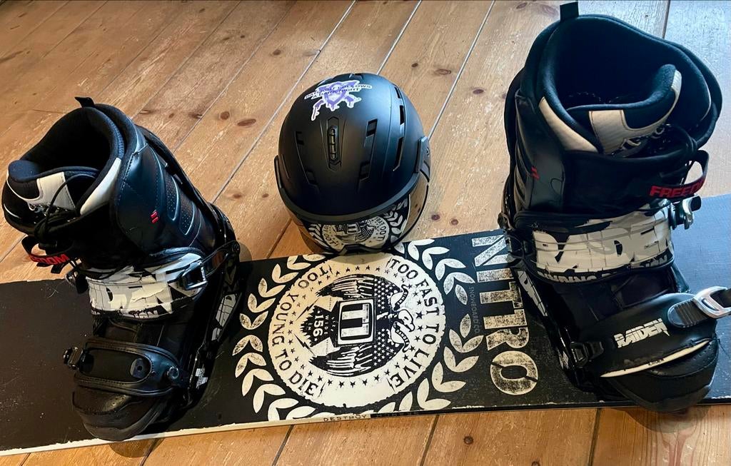Complete Snowboard Set - Nitro + Schoenen maat 45 + Helm, Ophalen, Gebruikt, Board