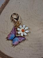 bedel / hanger vlinder daisy lila lichtblauw, 1 bedel, Ophalen of Verzenden, Nieuw, Overige merken