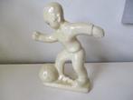 Beeldje keramiek met voetbal jongentje faience wit glazuur, Antiek en Kunst, Antiek | Keramiek en Aardewerk, Ophalen of Verzenden