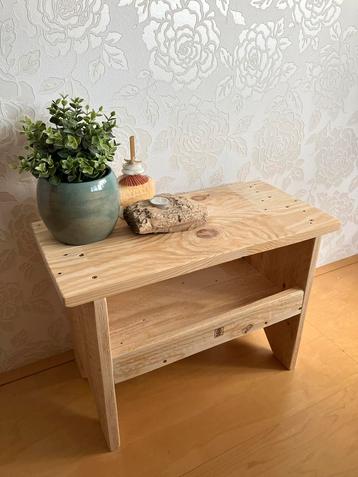 Rustiek Bijzettafeltje / Krukje / Bankje met legvak NIEUW beschikbaar voor biedingen