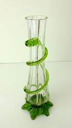 Glazen vaas op voet helder met groene spiraal 3219-g, Antiek en Kunst, Antiek | Glas en Kristal, Ophalen of Verzenden