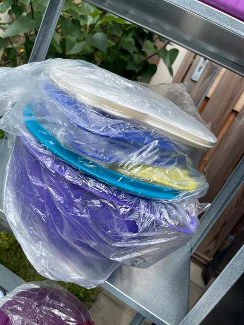 Tupperware groote dozen met deksel en zeef, Huis en Inrichting, Keuken | Tupperware, Nieuw, Schaal, Blauw, Geel, Groen, Paars