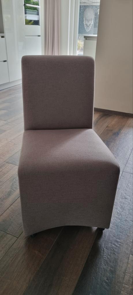 Te koop 6 mooie eetkamerstoelen van urban sofa Kleur taupe, Huis en Inrichting, Stoelen, Zo goed als nieuw, Overige kleuren, Ophalen