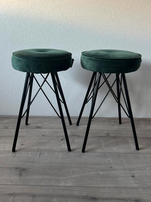 2x WOOOD Kruk Bella – Fluweel Warmgroen – In Topstaat!, Huis en Inrichting, Banken | Voetenbanken en Poefen, Zo goed als nieuw