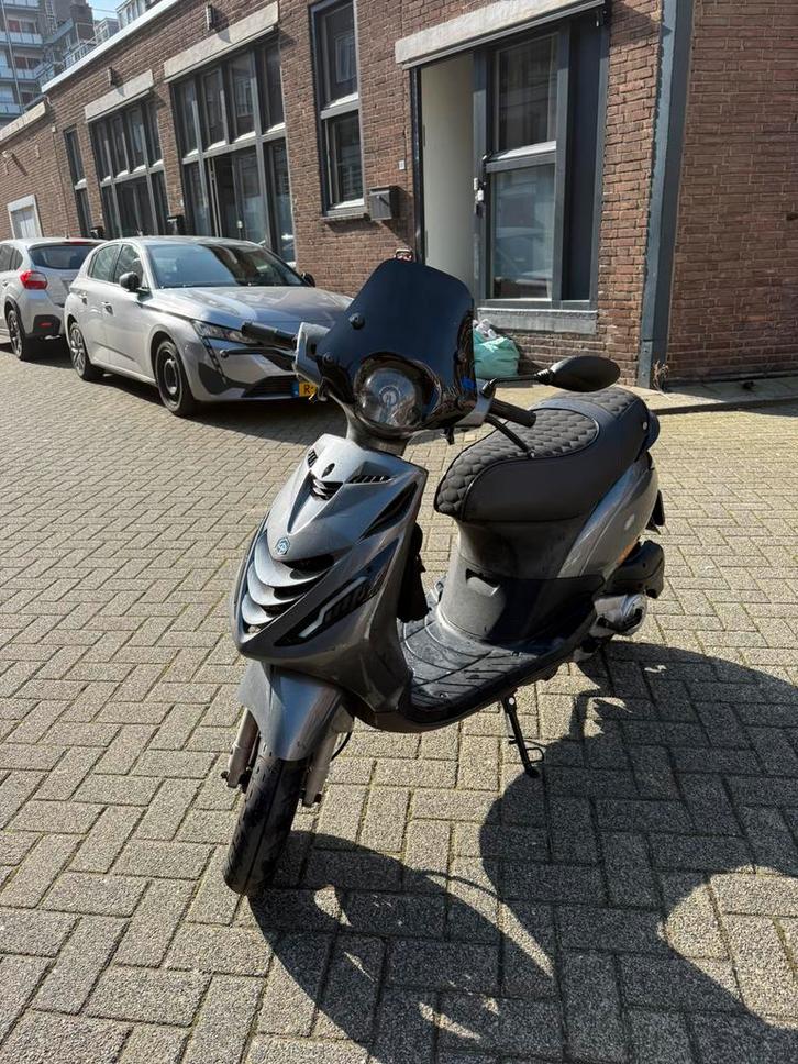 Piaggio zip 4t 2010, Fietsen en Brommers, Scooters | Piaggio, Zo goed als nieuw, Zip, Benzine, Ophalen