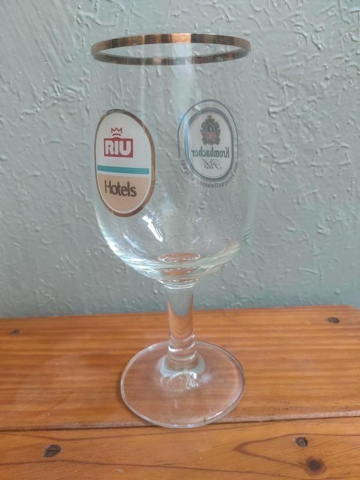 Oud pils glas met logos Krombacher en RIU Hotels., Verzamelen, Biermerken, Zo goed als nieuw, Glas of Glazen, Overige merken, Ophalen of Verzenden