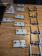 Partij deurbeslag - sloten en klinken., Doe-het-zelf en Verbouw, Hang- en Sluitwerk, Ophalen, Gebruikt, IJzer, Slot