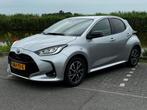 Toyota Yaris 1.5 Hybrid Executive stuur en stoelverwarm. hal, Auto's, Toyota, 450 kg, Zwart, LED verlichting, 23 km/l